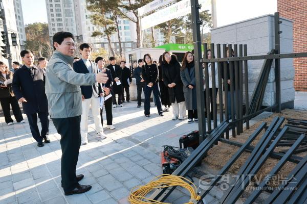 [크기변환]1-1. 이상일 용인특례시장이 2월 26일 용인솔빛초·중통합학교를 찾아 주요 시설을 살피는 모습.jpg