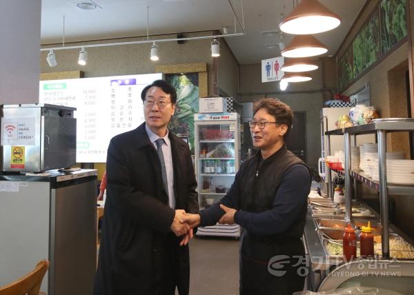 [크기변환]5-3. 정명근 화성특례시장이 소상공인과 악수를 하며 고충을 듣고 있다..jpg