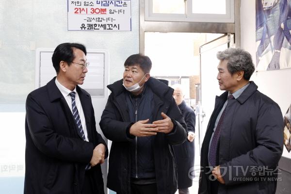 [크기변환]5-4. 정명근 화성특례시장이 소상공인에게 악수를 하며 고충을 듣고 있다..jpg