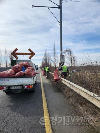 [크기변환]7-1 평택시 국도변 무단 투기 쓰레기 말끔.jpg