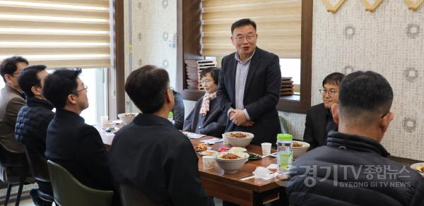 [크기변환]1. 수원시 팔달구-팔달경찰서, 칸막이 허문 오찬 간담회로 실무 협력 다진다.JPG