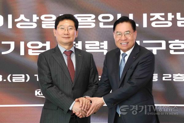 [크기변환]8-3. 이상일 용인특례시장이 13일 한국기계연구원에서 류석현 원장과 기념사진 촬영을 하고 있다.jpg