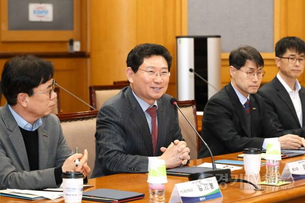 [크기변환]8-5. 이상일 용인특례시장이 13일 한국기계연구원에서 류석현 원장을 비롯한 연구원들과 반도체 경쟁력 강화 방안을 논의하고 있다.jpg