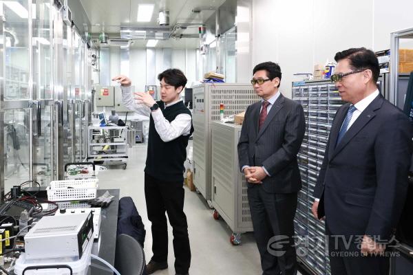 [크기변환]8-6. 이상일 용인특례시장이 13일 한국기계연구원을 찾아 첨단로봇연구센터와 반도체장비연구센터를 둘러보고 있다.jpg