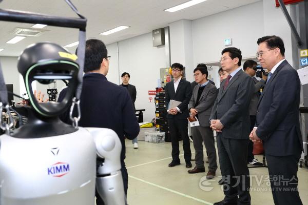 [크기변환]8-7. 이상일 용인특례시장이 13일 한국기계연구원을 찾아 첨단로봇연구센터와 반도체장비연구센터를 둘러보고 있다.jpg