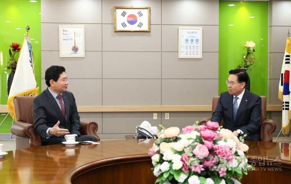 [크기변환]8-8. 이상일 용인특례시장이 13일 한국기계연구원에서 류석현 원장과 반도체 경쟁력 강화 방안을 논의하고 있다.jpg