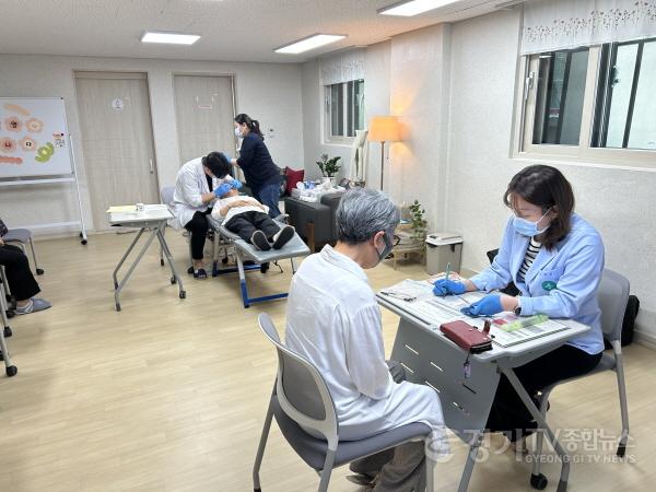 [크기변환]2. 보건소 의료진이 노인케어안심주택을 방문해 구강검진 등 맞춤형 건강관리 서비스를 제공하고 있다..jpg