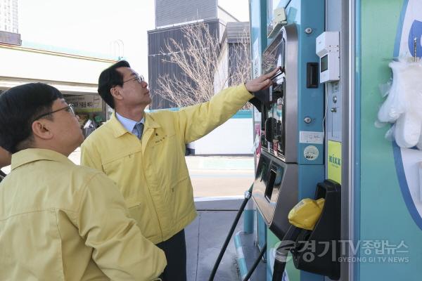 [크기변환]5-2. 정명근 화성특례시장이 13일 오전 병점구 소재 주유소를 방문해 불시 현장점검을 실시했다..jpg