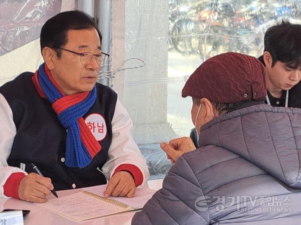 [크기변환](사진2)이현재 하남시장, 미사역 시계탑서 시민과 직접 만나 생활민원 청취.jpg