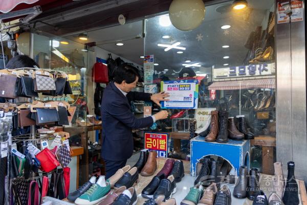 [크기변환]260313_[사진자료] 경상원, ‘통큰 세일’ 앞두고 양평 물맑은시장 현장 점검 (2).JPG