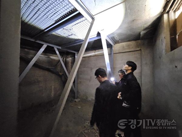 [크기변환]7-1. 화성특례시 관계자들이 해빙기 대비 노후 건축물 구조 안전 상태를 점검하고 있다..jpg