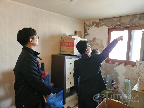 [크기변환]7-2. 화성특례시 관계자들이 해빙기 대비 안전취약 건축물 현장 점검을 실시하고 있다..jpg
