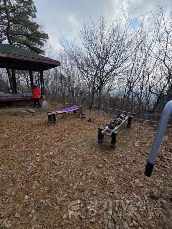 [크기변환]4-2. 시설이 노후화된 수지구 광교산 행복쉼터 모습.jpeg