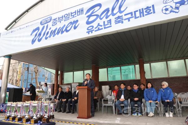 [크기변환]사진설명1) 이재식 수원특례시의회 의장이 15일 수원종합운동장 인조잔디구장에서 열린 「제2회 중부일보배 전국 유소년 축구 페스티벌」 개회식에서 축사를 하고 있다.jpg