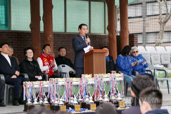 [크기변환]사진설명2) 이재식 수원특례시의회 의장이 15일 수원종합운동장 인조잔디구장에서 열린 「제2회 중부일보배 전국 유소년 축구 페스티벌」 개회식에서 축사를 하고 있다.jpg