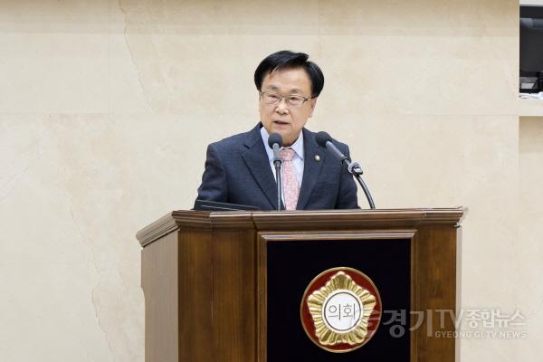 [크기변환]사진2. 용인특례시의회 국민의힘 김영식(양지읍, 동부동, 원삼면, 백암면) 대표의원이 16일 열린 제301회 임시회 제1차 본회의에서 교섭단체 대표 연설을 하고 있다..jpeg