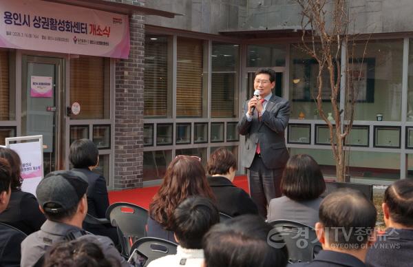 [크기변환]8-4. 16일 상권활성화센터에서 열린 개소식에 참석한 이상일 시장이 축사를 하고 있다.JPG