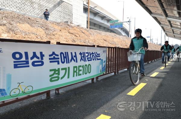 [크기변환]수시보도1-4 시화방조제 자전거길에 설치된 태양광 시설 아래서 자전거를 타는 시민들 모습.jpg