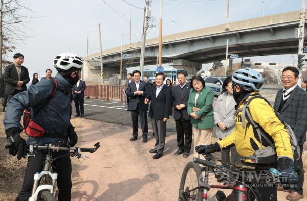 [크기변환]수시보도1-3 임병택 시흥시장과 김동연 경기도지사(사진 가운데)가 정왕동 2376번지 시화방조제 자전거길 초입구간에서 자전거를 탄 시민들과 소통하고 있다.jpg