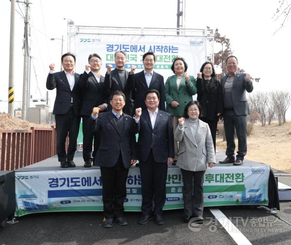 [크기변환]수시보도1-2 시화방조제 자전거길에서 ‘경기 햇빛 자전거길 1호’ 디자인 태양광 조성을 기념하는 준공식에 참석한 관계자들이 기념촬영을 하고 있다.jpg