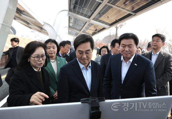 [크기변환]수시보도1-1 임병택 시흥시장(사진 오른쪽)과 김동연 경기도지사(사진 가운데)가 정왕동 2376번지 시화방조제 자전거길을 찾아 완성된 태양광 시설 설치에 관한 설명을 듣고 있다.jpg
