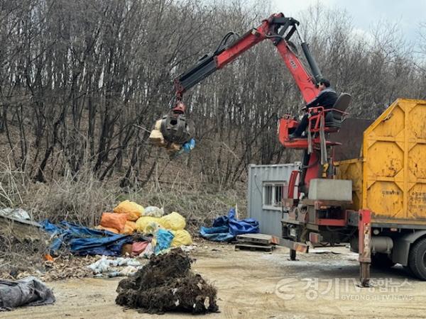 [크기변환]5. 농가 보관 폐농약 수거 사진.jpg