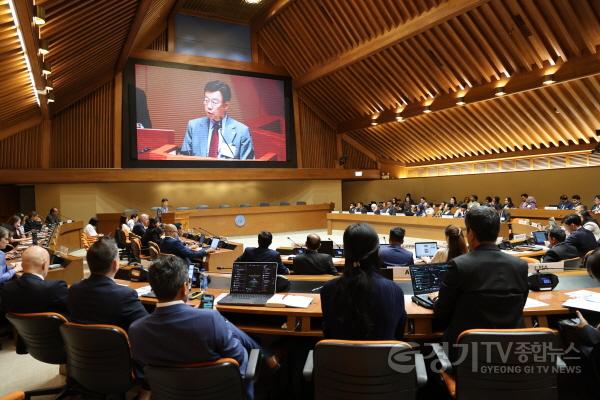 [크기변환]AI반도체과-신상진 성남시장이 16일 태국 방콕 유엔컨퍼런스센터에서 열린 유엔지역개발센터(UNCRD) 지속가능교통(EST) 아시아지역 회의에서 성남형 미래 모빌리티 정책을 발표하고 있다..jpg