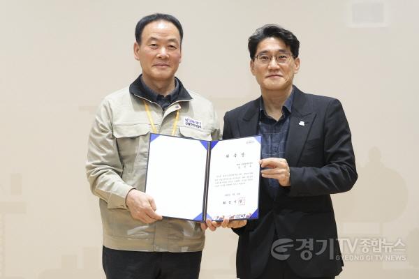 [크기변환]6-3. 윤성진 화성특례시 제1부시장(오른쪽)이 13일 화성동탄2 인큐베이팅센터에서 산업안전지킴이 위촉장을 수여하고 있다.jpg