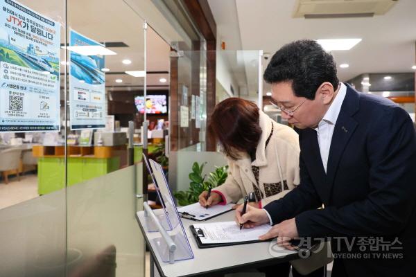 [크기변환]8-1. 이상일 용인특례시장이 18일 성복동행정복지센터를 찾아 철도망 구축을 위한 범국민 서명운동에 참여하고 있다.jpg