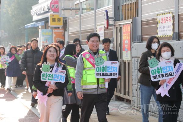 [크기변환]1-2. 17일 역북초에서 이상일 시장이 아이먼저 캠페인을 하고 있다.JPG