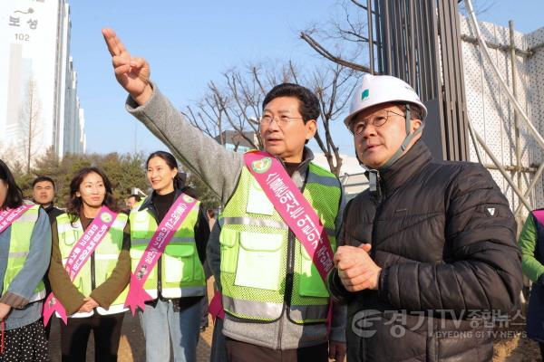 [크기변환]1-4. 17일 역북초에서 이상일 시장이 체육관 신축 현장을 점검하고 있다.JPG