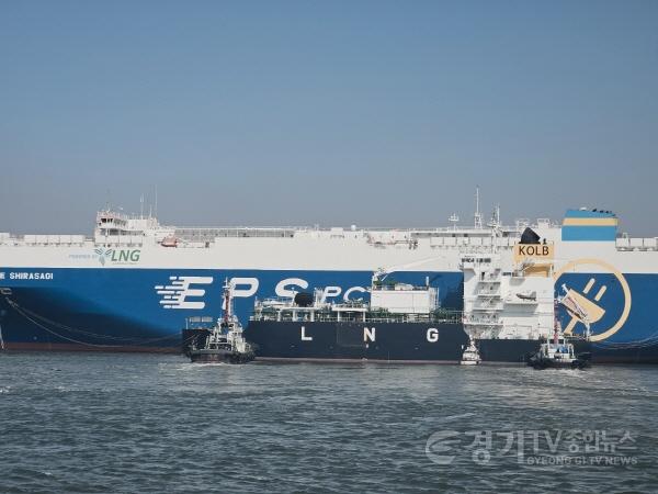[크기변환]LNG+급유를+위해+정박+중인+급유선1.jpg