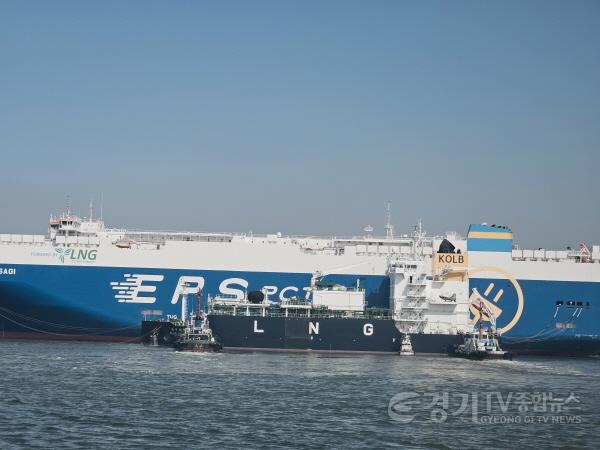 [크기변환]LNG+급유를+위해+정박+중인+급유선3.jpg