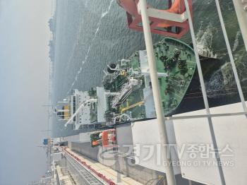 [크기변환]LNG+급유를+위해+정박+중인+급유선2.jpg