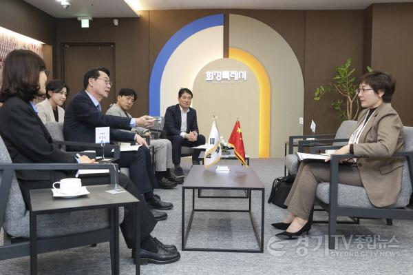 [크기변환]6-1. 정명근 화성특례시장이 샤오간시 대표단과 공식 면담을 진행하며 교류 협력 방안을 논의하고 있다.jpg