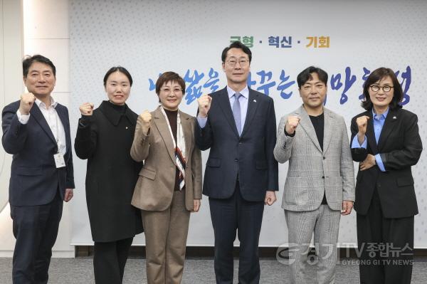 [크기변환]6-3. 정명근 화성특례시장과 샤오간시 대표단이 교류 협력 확대를 다짐하며 기념촬영을 하고 있다.jpg