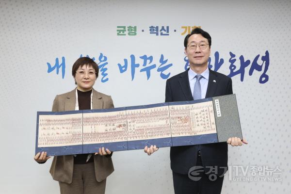 [크기변환]6-5. 정명근 화성특례시장과 샤오간시 대표단이 방문기념품인 ‘정조대왕 화첩’을 들고 기념촬영을 하고 있다.jpg