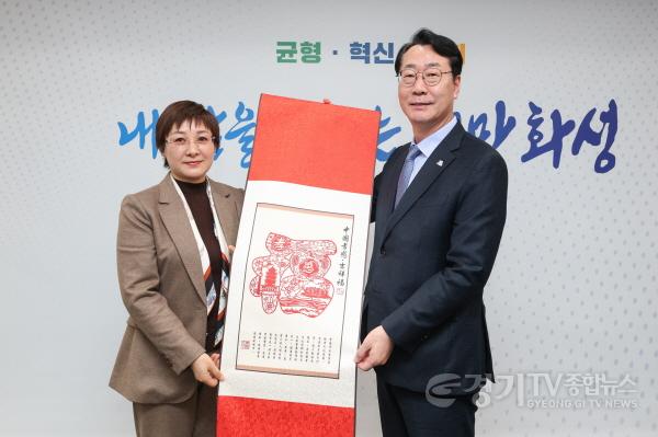 [크기변환]6-6. 샤오간시 대표단이 방문 기념품 ‘길상복’을 전달하고 정명근 화성특례시장과 함께 기념촬영을 하고 있다.jpg