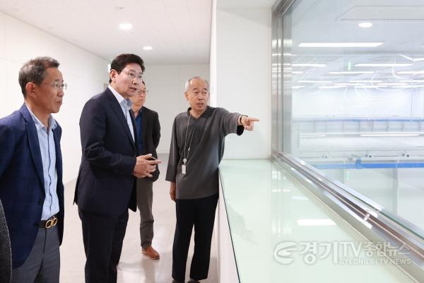 [크기변환]1-2. 이상일 용인특례시장이 지역 내 반도체 기업을 방문해 시설을 살피는 모습.jpg