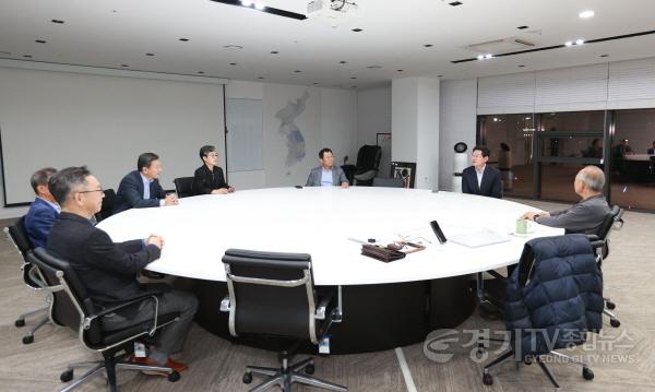 [크기변환]1-1. 이상일 용인특례시장이 지역 내 반도체 기업 대표들과 간담회를 갖고 어려움을 청취하는 모습.jpg