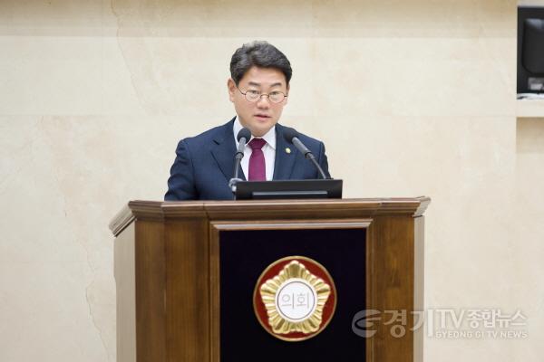 [크기변환]사진1. 용인특례시의회 이진규 의원이 20일 열린 제301회 임시회 제2차 본회의에서 5분 자유발언을 하고 있다..jpg