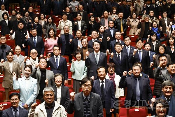 [크기변환]4-3. ‘제26회 화성특례시민의 날’ 기념식에 참석한 시민과 내빈들이 화성특례시의 도약을 응원하며 손을 들어 화이팅 퍼포먼스를 하고 있다..jpg