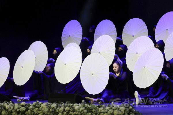 [크기변환]4-4. 시민 공연단이 ‘제26회 화성특례시민의 날’ 기념식 무대에서 흰색 우산을 활용한 퍼포먼스 공연을 하고 있다. (1).jpg
