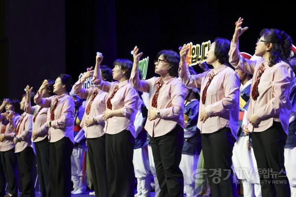 [크기변환]4-5. 주민자치 공연단이 ‘제26회 화성특례시민의 날’ 기념식에서 단체 율동과 노래 공연을 하고 있다..jpg