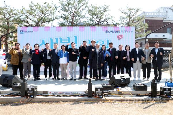 [크기변환]사진설명2) 수원특례시의회 기획경제위원회 장정희 위원장을 비롯한 참석자들이 21일 남문 로데오 청소년문화공연장에서 열린 「제7회 새빛세일페스타 수원」 개막 행사에서 기념촬영을 하고 있다.jpg