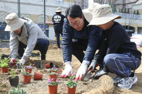 [크기변환]1-1. 정명근 화성특례시장(가운데)이 21일 동탄여울공원에서 화성특별정원에 아이와 함께 꽃을 심고 있다.jpg