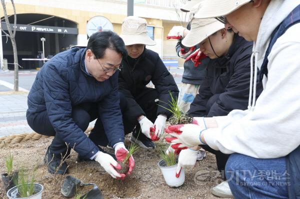 [크기변환]1-2. 정명근 화성특례시장(왼쪽)이 21일 동탄여울공원에서 화성특별정원에 가족 시민과 함께 식재하고 있다 .jpg