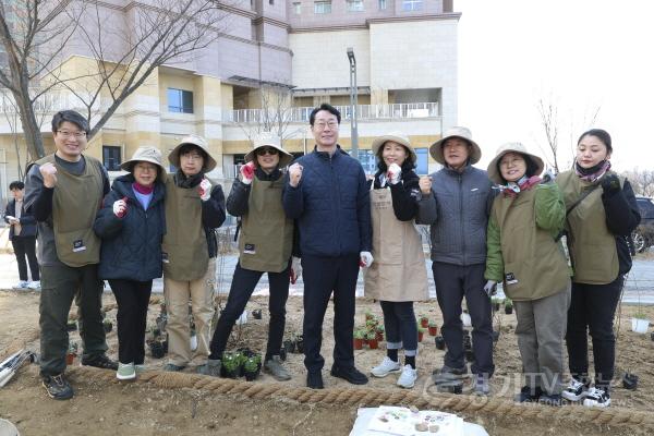 [크기변환]1-4. 정명근 화성특례시장(가운데)이 21일 동탄여울공원에서 특별정원 조성을 기념하고 있다.jpg