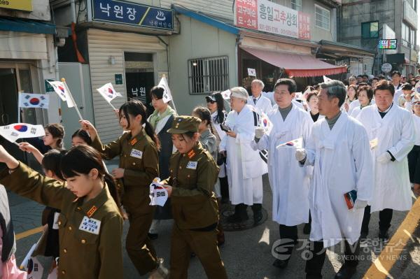 [크기변환]9-2. 이상일 용인특례시장이 21일 용인중앙시장에서 107주년 김량장 독립만세운동 기념행사에 참석해 만세 행진을 이어가고 있다.jpg
