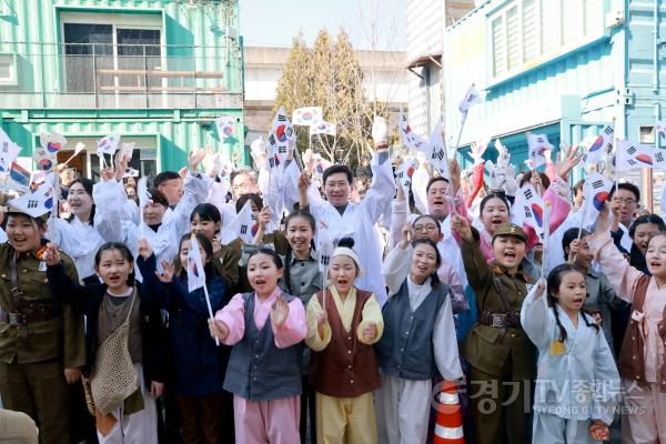 [크기변환]9-3. 이상일 용인특례시장이 21일 용인중앙시장에서 107주년 김량장 독립만세운동 기념행사에 참석했다.jpg